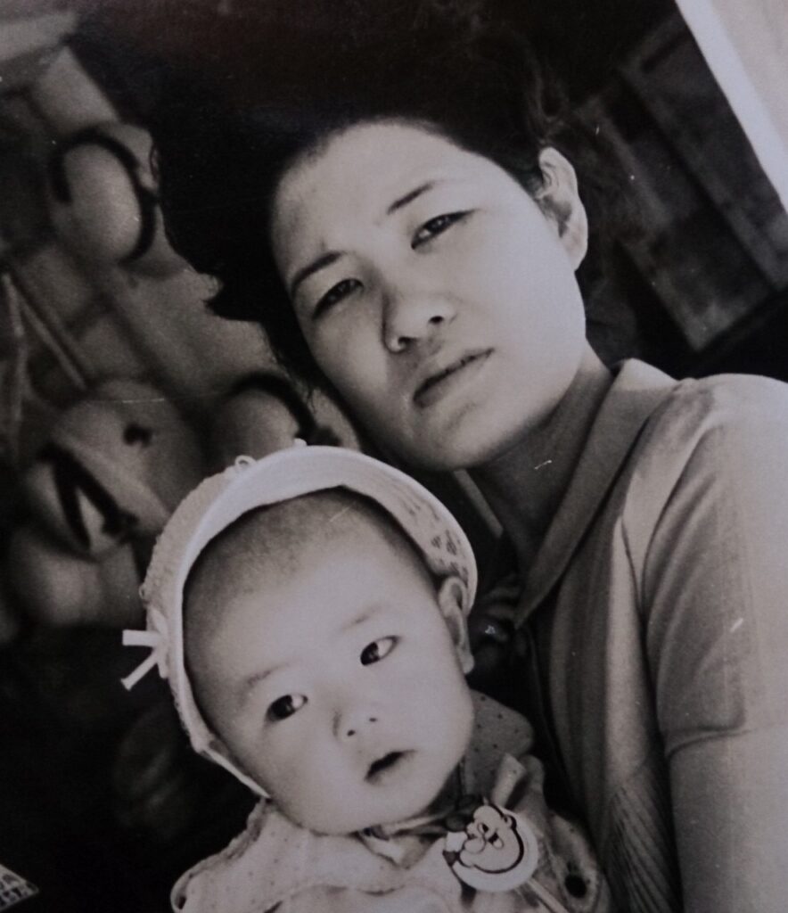 ▲小さい頃の中村さん(左)とお母さま(右)(画像:中村さん提供)