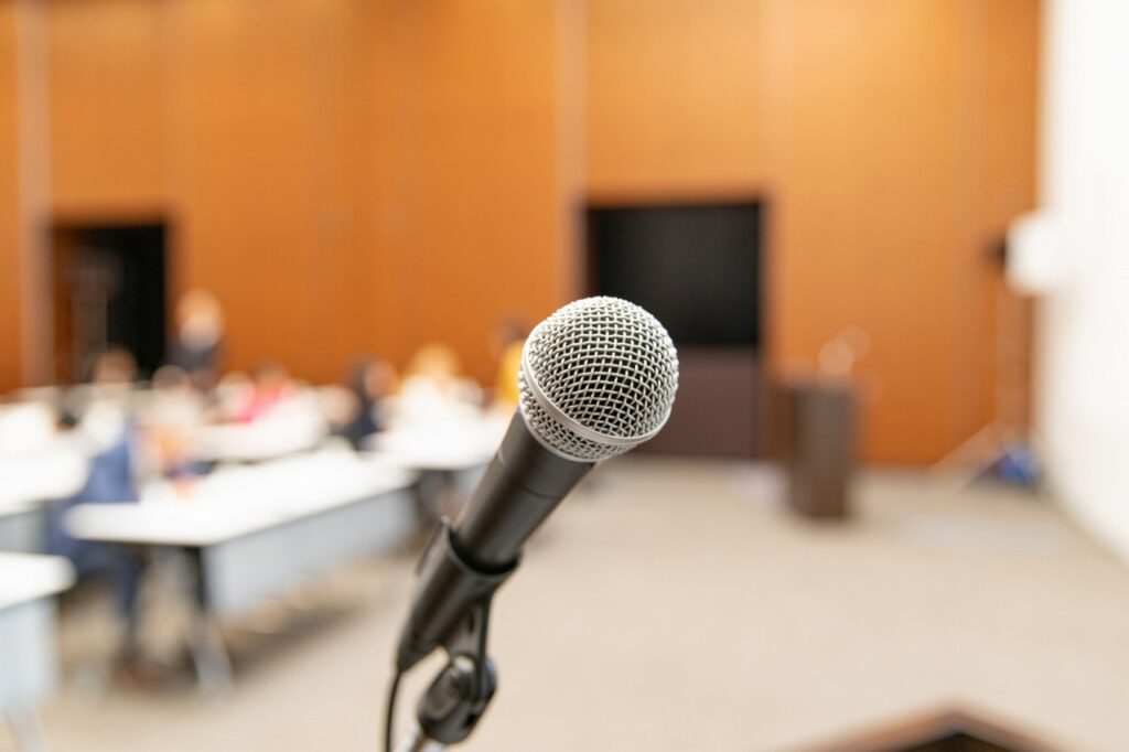 講演会を成功へ導く主催者挨拶のポイントとは？例文付きで解説